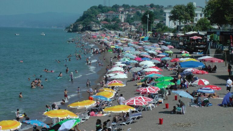 Düzce’de Akçakoca plajı doldu: Antalya ve Bodrum’u aratmadı