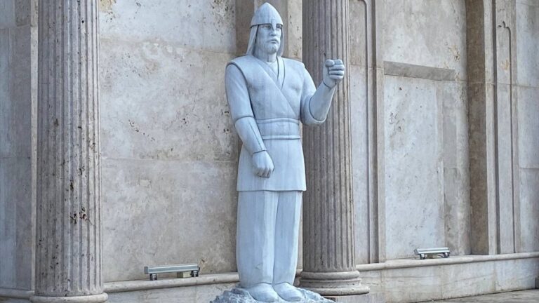 Düzce’de, asker heykelinin elindeki mızrak kayboldu