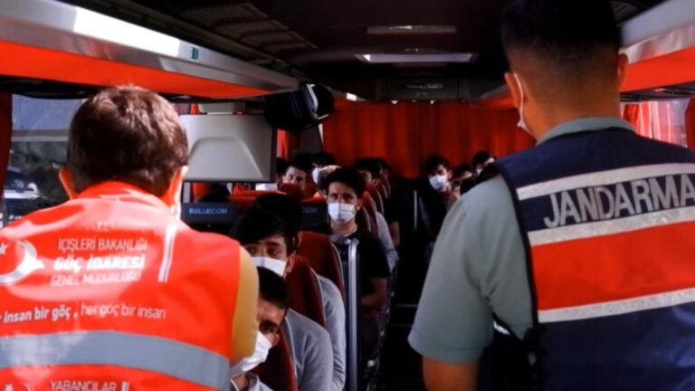 Edirne’de 110 yabancı uyruklu göçmen sınır dışı edildi
