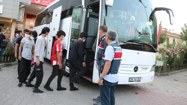 Edirne’de, 277 kaçak göçmen İstanbul’dan Afganistan’a gönderilecek