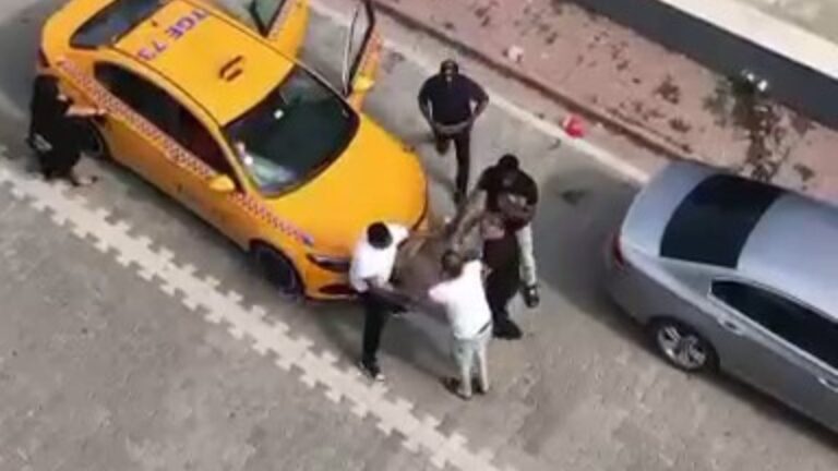 Esenyurt’ta taksimetre krizi: Afrikalı yolcuyla şoför birbirine saldırdı