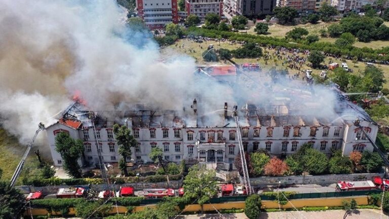 Fahrettin Koca’dan Balıklı Rum Hastanesi’ndeki yangına ilişkin açıklama