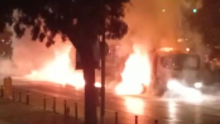 Fatih’te kaza sonrası araçlar yanarken sürücüler ölümden döndü