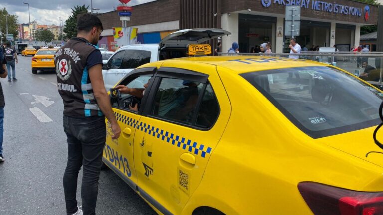Fatih’te taksi denetiminde, yolcu seçenlerin araçları trafikten menedildi
