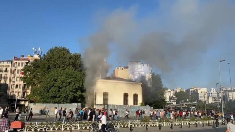 Fatih’te tarihi Camcılar Camii’nde yangın çıktı