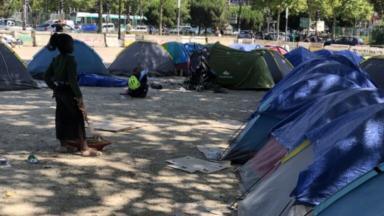 Fransa’da kavurucu sıcaklarda çadırlarda yaşayan evsizler