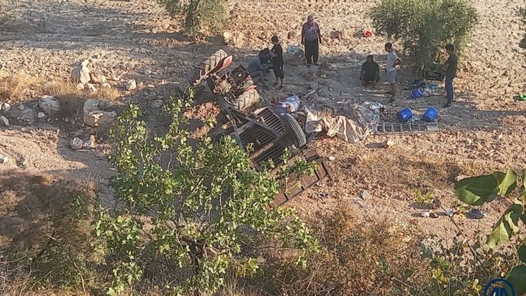 Gaziantep’te şarampole yuvarlanan traktördeki 2 kişi öldü, 5 kişi yaralandı