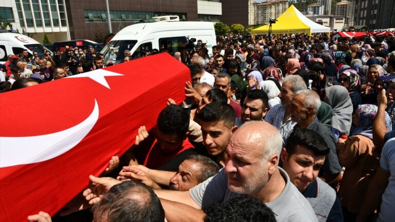 Gaziantep’teki trafik kazasında ölen muhabir ve sağlıkçılar için tören düzenlendi