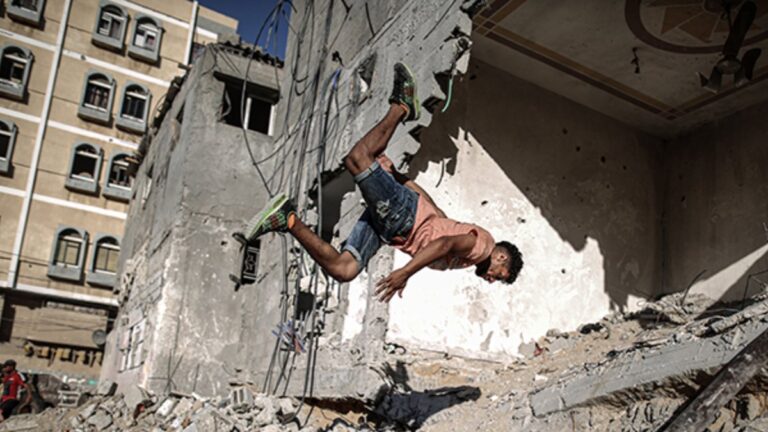 Gazze’de gençlerin İsrail saldırılarında yıkılan evlerin enkazındaki parkur sporu