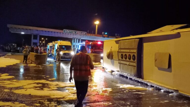 Hatay’da gişelere çarpan yolcu otobüsü devrildi: 16 yaralı