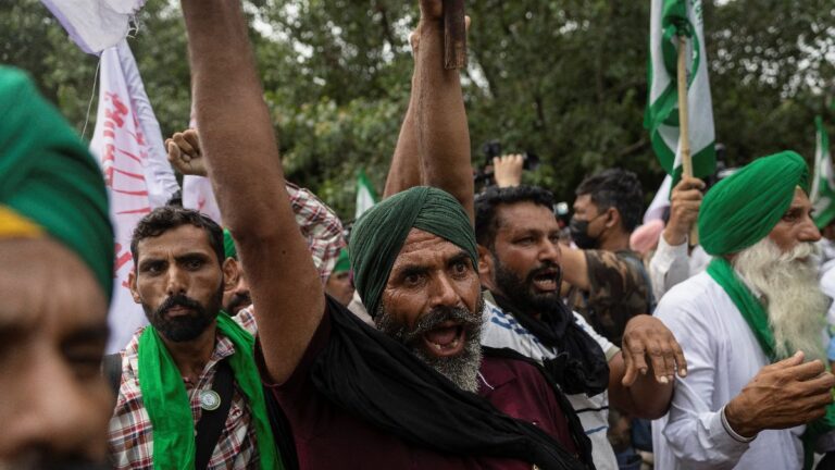 Hindistan’da çiftçiler, gösteri düzenledi