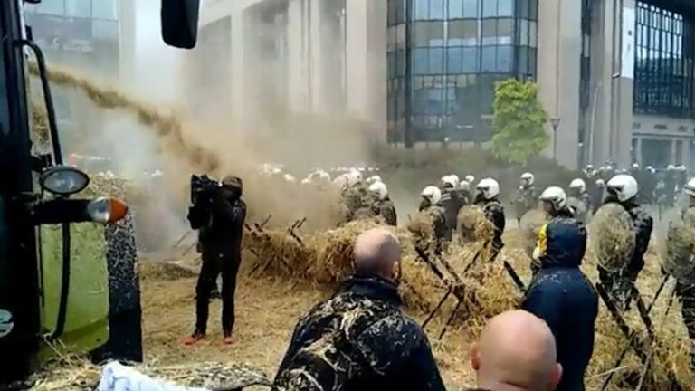 Hollanda’da çiftçilerin eylemi sürüyor: Polise gübre ve saman sıktılar