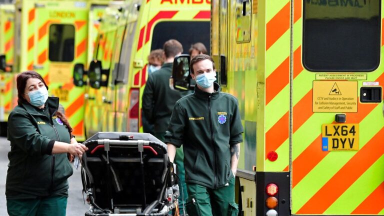 İngiltere’de hastaların ambulans bekleme süresi 1 saat