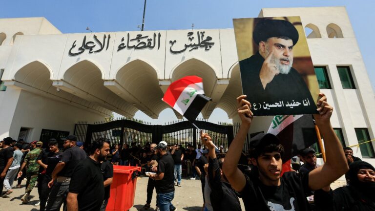 Irak’ta Sadr destekçileri, Yüksek Yargı Konseyi önünde çadır kurdu