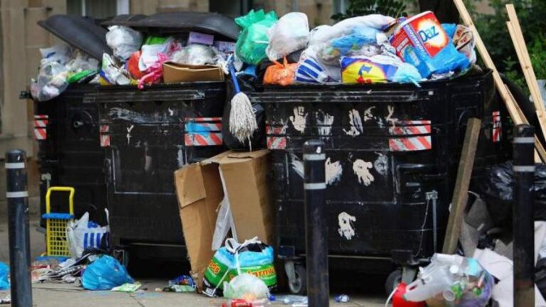 İskoçya’da çöpçüler grevde: Edinburgh sokakları çöple doldu