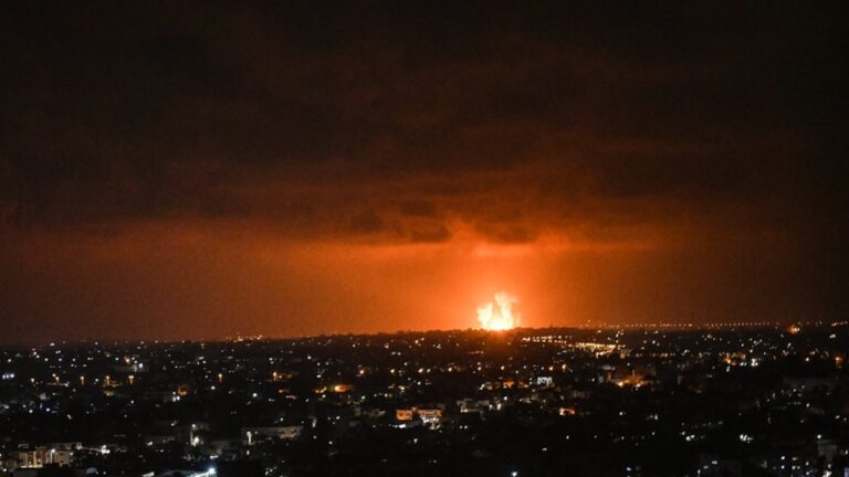 İsrail, abluka altındaki Gazze Şeridi’ni bombaladı