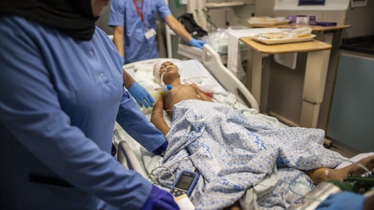 İsrail’in saldırılarında yaralanan Gazzeli çocuklar tedavi altında