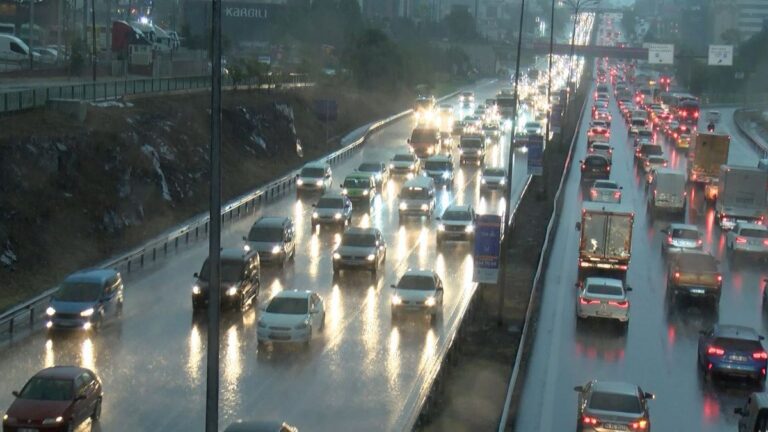İstanbul güne yağmurla uyandı: Trafik yüzde 58’e ulaştı