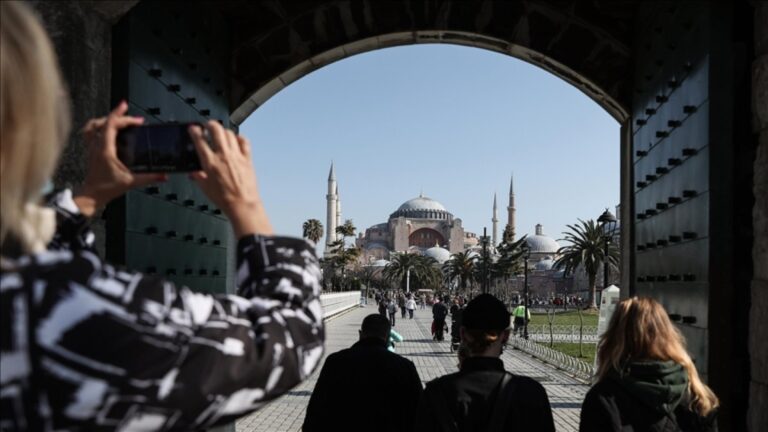 İstanbul’a turist akıyor: Yüzde 115 artış