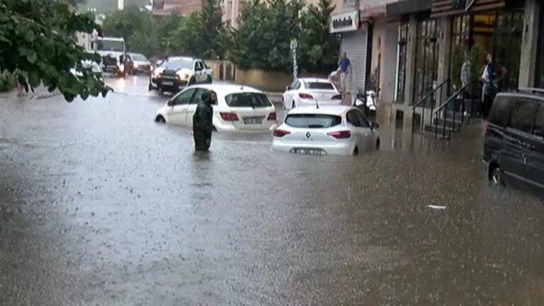 İstanbul’da kuvvetli yağış başladı: Maltepe sular altında