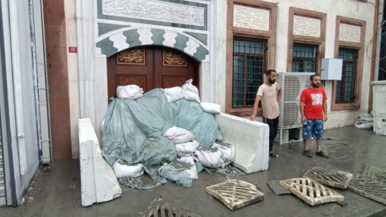 İstanbul’da su baskınına karşı camiye kum torbalı önlem