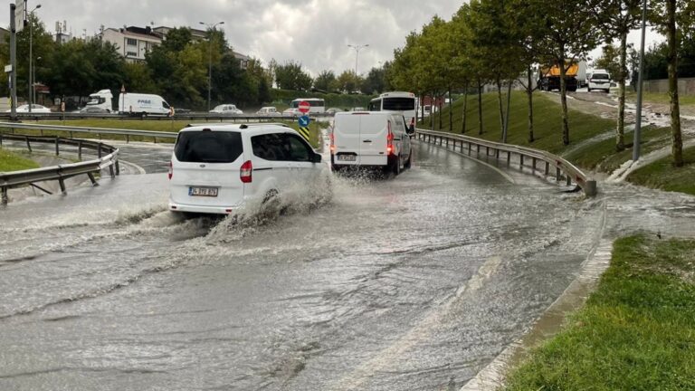 İstanbul’da yağmur nedeniyle su baskınları yaşanıyor