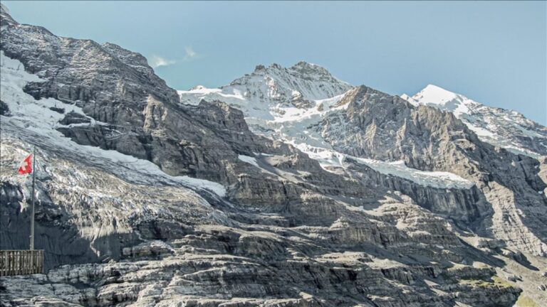 İsviçre Alplerindeki buzullar için kırmızı alarm: Yarısı eridi