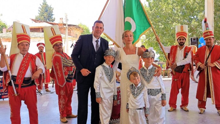 İsviçreli baba, çocuklarına mehterli sünnet düğünü yaptı