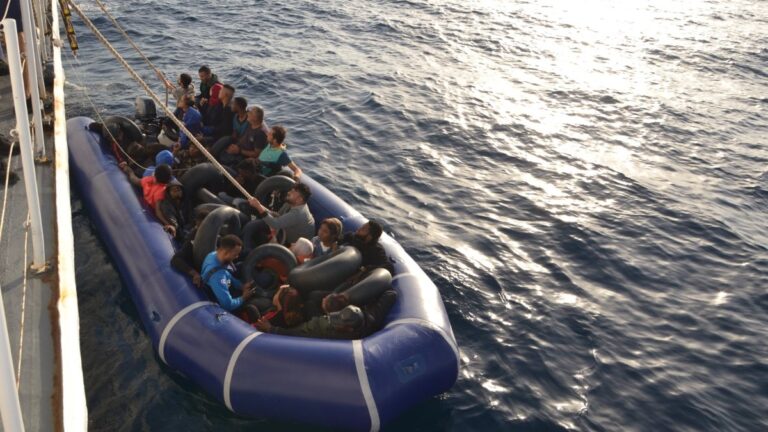 İzmir açıklarında 101 düzensiz göçmen yakalandı, 128 göçmen kurtarıldı