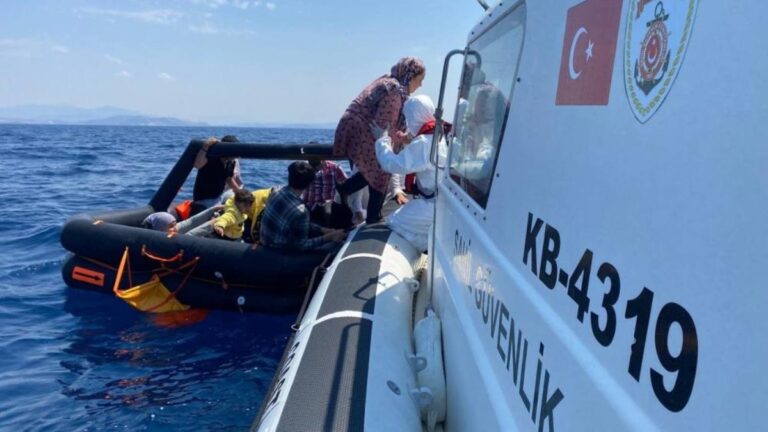 İzmir açıklarında 65 göçmen kurtarıldı
