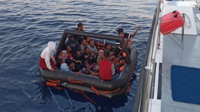 İzmir’de, 67 kaçak göçmen yakalandı