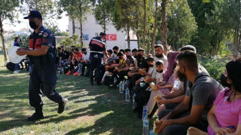 İzmir’de, 855 kaçak göçmen yakalandı