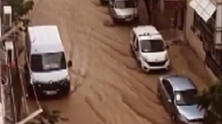 İzmir’de sağanak yağış: Sokakları su bastı