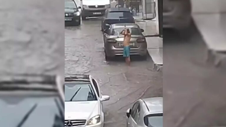 İzmir’de sağanak yağmurun altındaki vatandaş şampuanla duş aldı