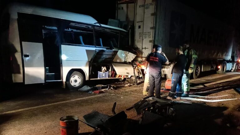 İzmir’de servis minibüsü ile tır çarpıştı: 2 ölü
