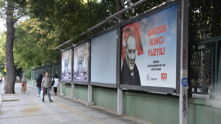 İzmir’de tartışma yaratan 9 Eylül afişleri
