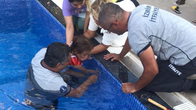 İzmir’deki 5 yaşındaki kızın eli havuz borusuna sıkıştı