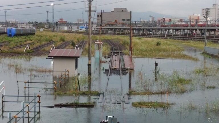 Japonya’da şiddetli yağış nedeniyle 51 bin kişiye acil güvenlik uyarısı yapıldı