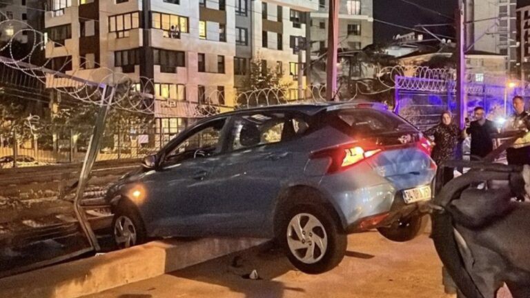 Kadıköy’de otomobil Marmaray hattına girdi