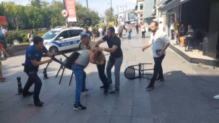 Kadıköy’de, sokak ortasındaki bıçaklı kavga kamerada
