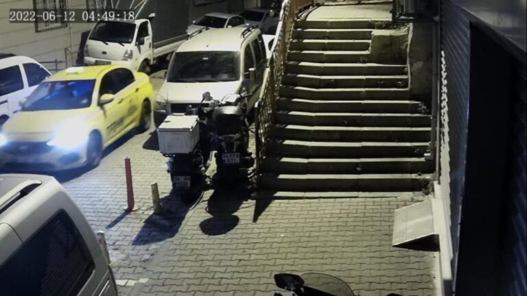 Kağıthane’de taksi şoförü park halindeki aracın jant kapağını çaldı