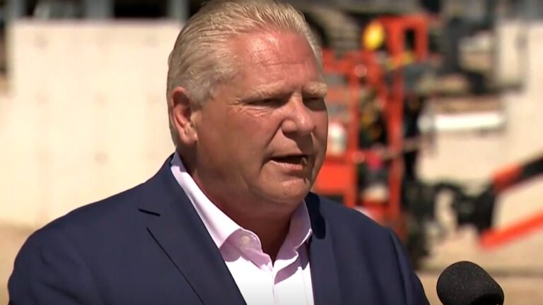 Kanada’da Ontario Başbakanı canlı yayında arı yuttu