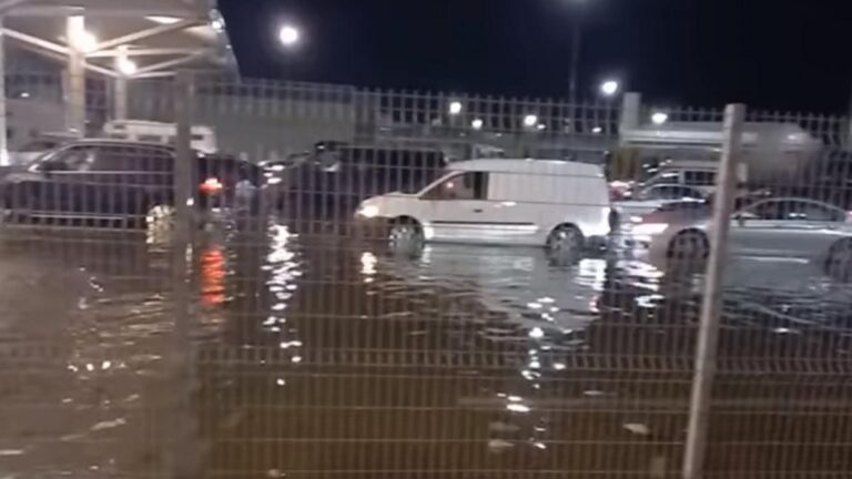 Kapıkule’de şiddetli yağış nedeniyle araçlar su içinde kaldı