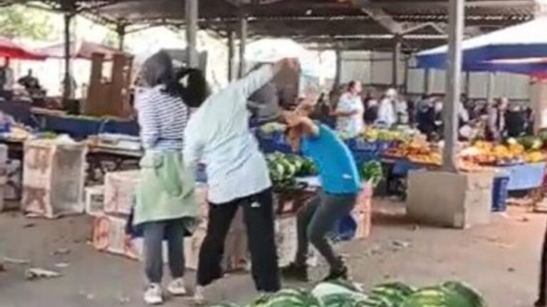 Kastamonu’da kavga eden kadınlar birbirlerine meyve fırlattı