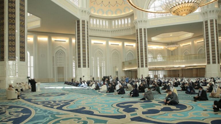 Kazakistan’da Orta Asya’nın en büyük camisi Büyük Nur Sultan Camii’si açıldı