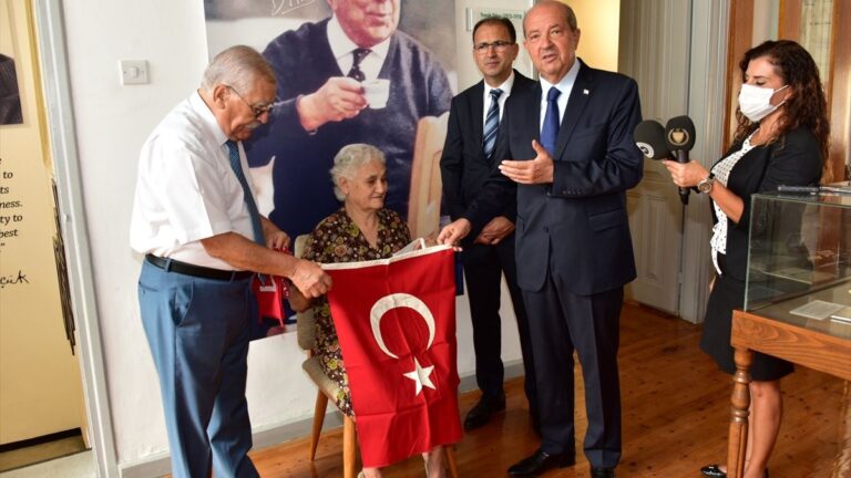 Kıbrıs’ta elde dikilen Türk bayrağı, müzeye hediye edildi
