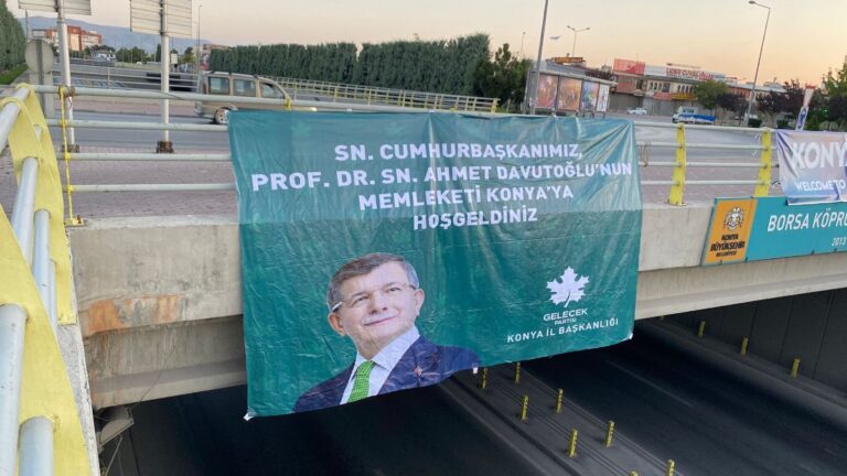 Konya’da ‘Cumhurbaşkanı Ahmet Davutoğlu’ pankartları