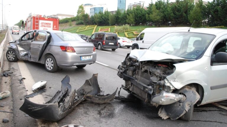 Maltepe’de 4 araç kaza yaptı, ulaşım aksadı
