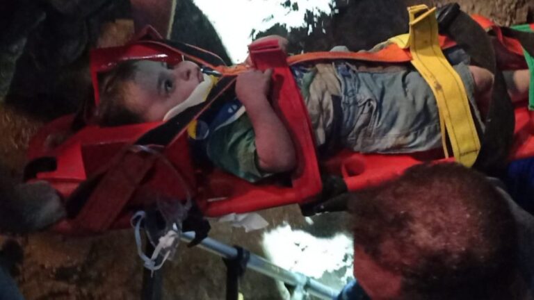 Manisa’da su kuyusuna düşen 2 yaşındaki Aybars, kurtarıldı