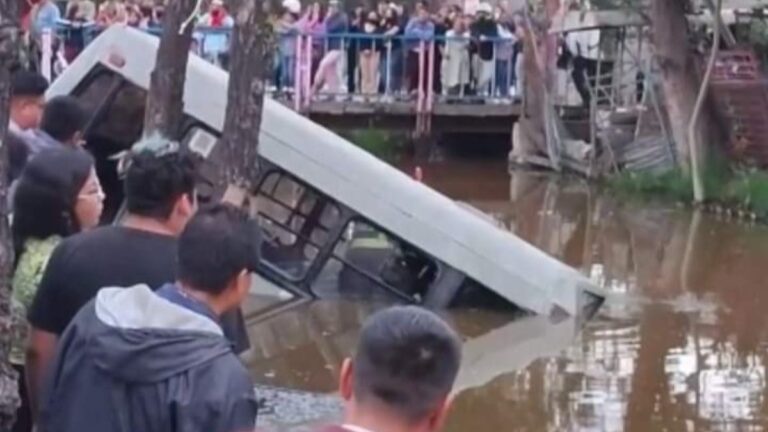 Meksika’da bir minibüs su kanalına düştü